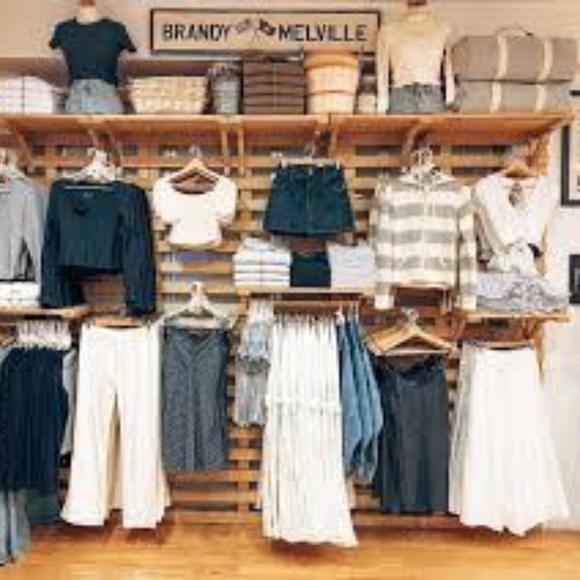 BRANDY MELVILLE MYSTERY BOX - Picture 2 of 2